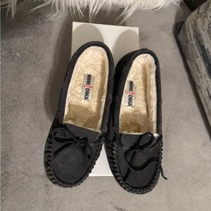 Minnetonka Women's Black Fleece-Lined Moccasins